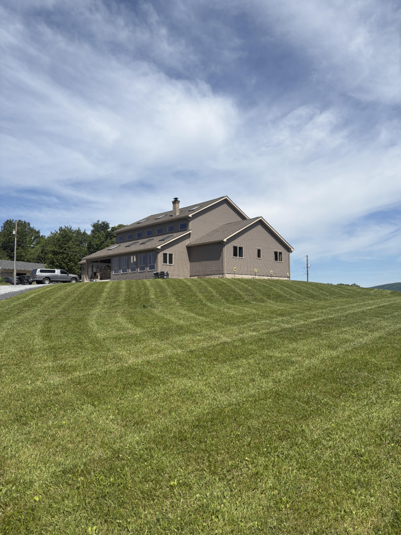Hillside lawn cut & clean stripes